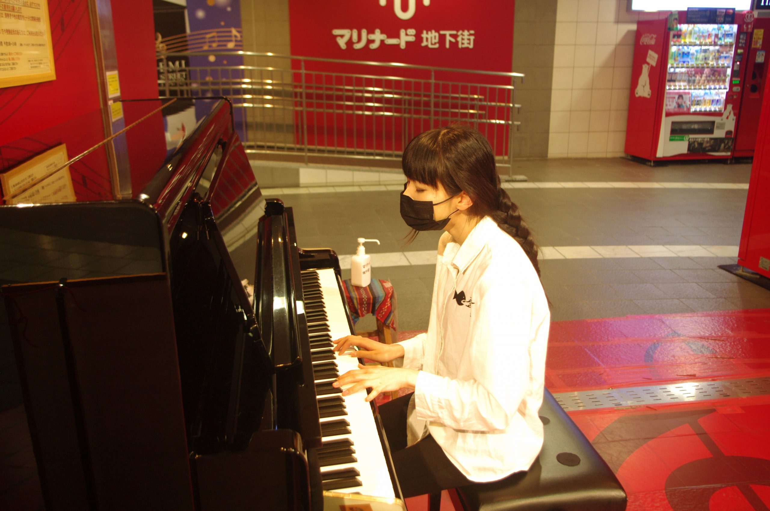 関内にあるマリナード地下街には坂本櫻が奏でるピアノが響いた
